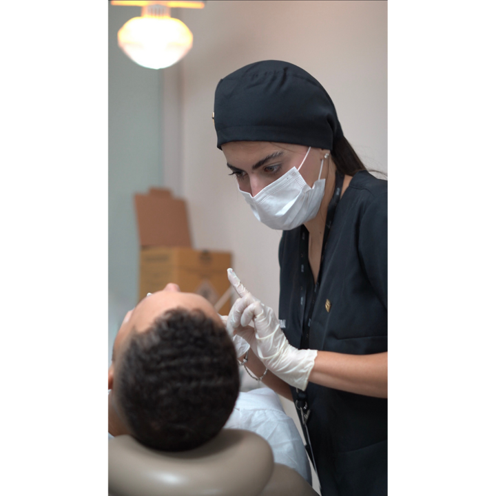 Dra. Rafaela Fórneas realizando um procedimento facial